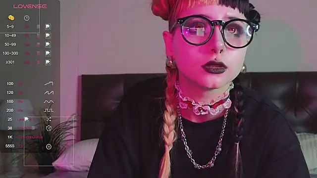 Snapshot of _JustCass_ chatting on November 24, 2:50 pm JustCass online show from November 24, 2:50 pm