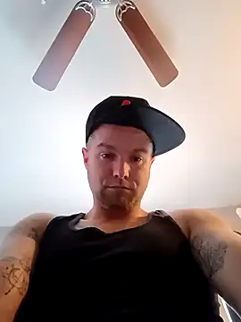 Snapshot of DadDDick925 chatting on October 30, 7:47 pm DadDDick925 online show from October 30, 7:47 pm