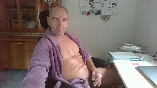 Snapshot of Lutzi1970 chatting on November 17, 8:42 am Lutzi1970 online show from November 17, 8:42 am