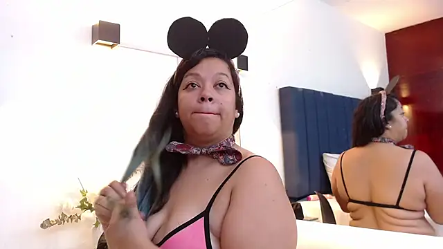 Snapshot of Angyrios chatting on October 31, 1:23 pm Angyrios online show from October 31, 1:23 pm