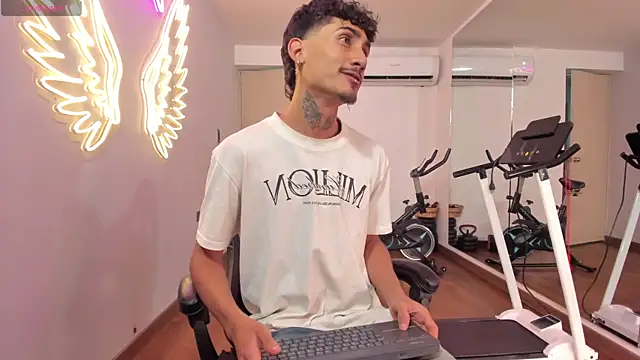 Snapshot of Mr_Strike chatting on November 8, 3:07 am Mr Strike online show from November 8, 3:07 am