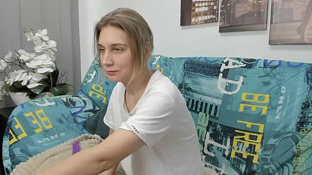 Snapshot of Tenderly_Sophie chatting on December 5, 1:25 am Tenderly Sophie online show from December 5, 1:25 am