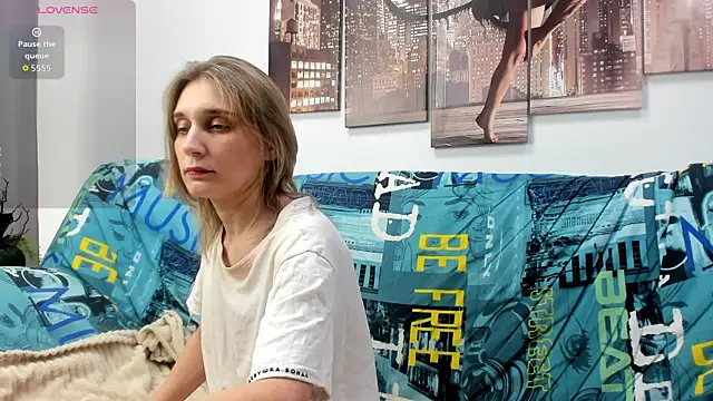 Snapshot of Tenderly_Sophie chatting on April 10, 1:33 am Tenderly Sophie online show from April 10, 1:33 am