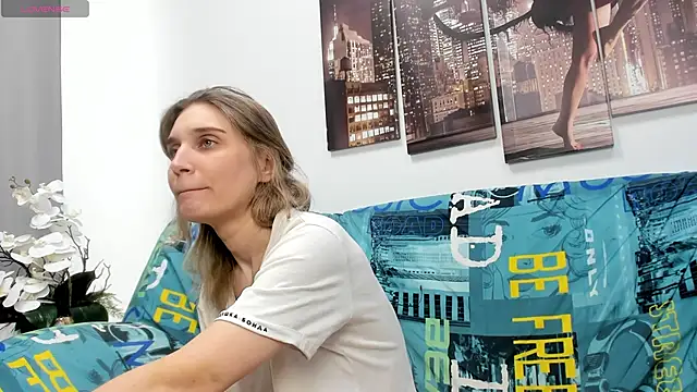 Snapshot of Tenderly_Sophie chatting on April 15, 1:23 am Tenderly Sophie online show from April 15, 1:23 am