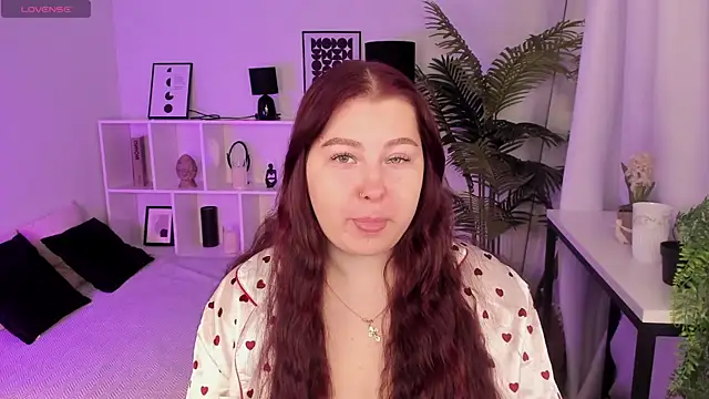 Snapshot of EffyBlush chatting on December 3, 1:31 pm EffyBlush online show from December 3, 1:31 pm