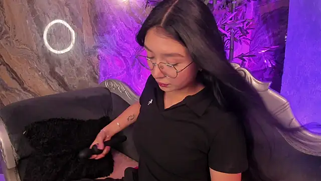 sydney miller  online show from March 4, 11:33 pm