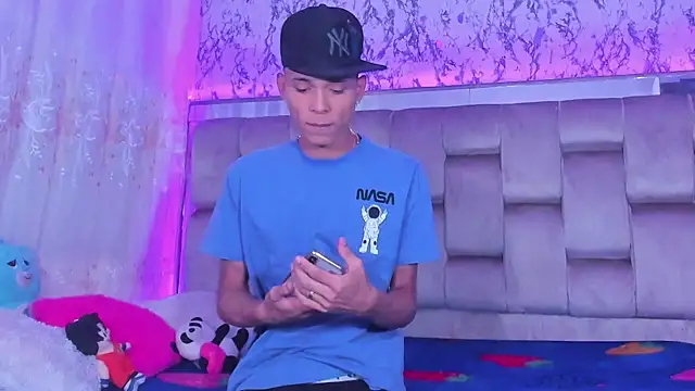 Snapshot of boyswantingplay chatting on November 13, 4:44 am boyswantingplay online show from November 13, 4:44 am