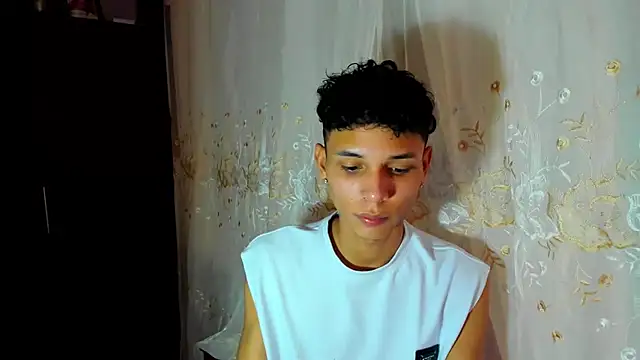 Snapshot of boyswantingplay chatting on January 8, 7:05 pm boyswantingplay online show from January 8, 7:05 pm