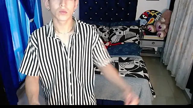 Snapshot of Yorsamm_and_friends chatting on October 31, 10:00 pm Yorsamm and friends online show from October 31, 10:00 pm