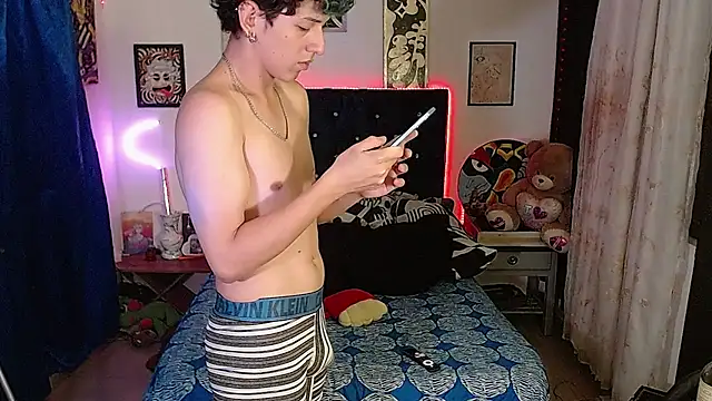 Snapshot of Yorsamm_and_friends chatting on December 16, 11:43 pm Yorsamm and friends online show from December 16, 11:43 pm