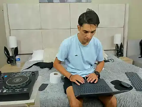 Snapshot of jupiter_333 chatting on December 1, 5:18 pm jupiter 333 online show from December 1, 5:18 pm