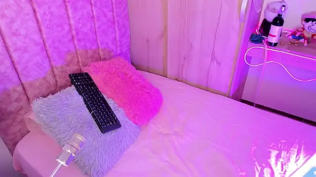 laana foxx online show from July 11, 11:50 pm