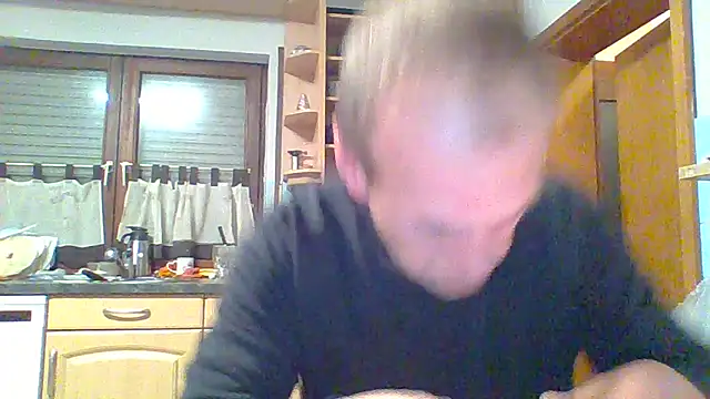 Snapshot of tommy3300 chatting on November 5, 5:40 am tommy3300 online show from November 5, 5:40 am