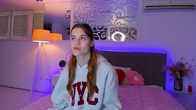 Snapshot of LuisaClover chatting on December 1, 1:49 pm LuisaClover online show from December 1, 1:49 pm