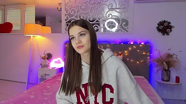 Snapshot of LuisaClover chatting on December 14, 1:16 pm LuisaClover online show from December 14, 1:16 pm