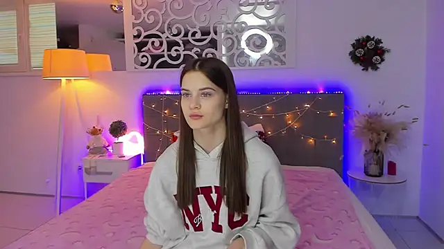 LuisaClover online show from December 22, 1:08 pm