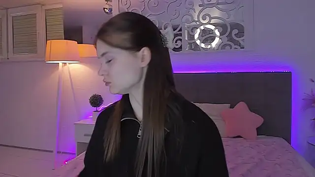 LuisaClover online show from April 24, 6:21 pm
