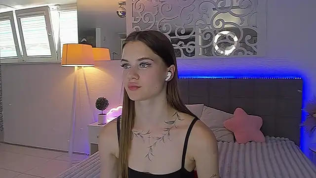 LuisaClover online show from July 30, 12:15 pm