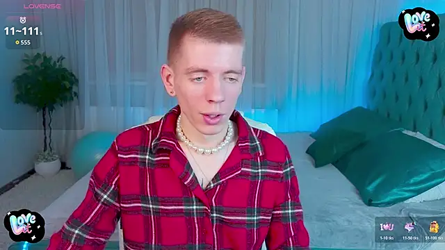 Cristian  Dior online show from December 13, 7:53 pm