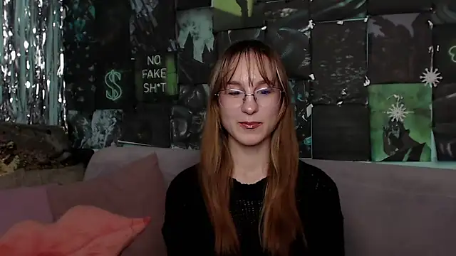 Snapshot of AlishaKellyi chatting on October 24, 5:37 am AlishaKellyi online show from October 24, 5:37 am