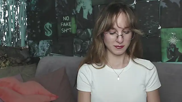 Snapshot of AlishaKellyi chatting on October 30, 5:53 am AlishaKellyi online show from October 30, 5:53 am