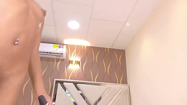 iam nicolle online show from April 9, 12:43 pm