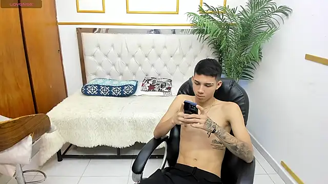 Snapshot of paul_ponce chatting on January 17, 6:00 pm paul ponce online show from January 17, 6:00 pm