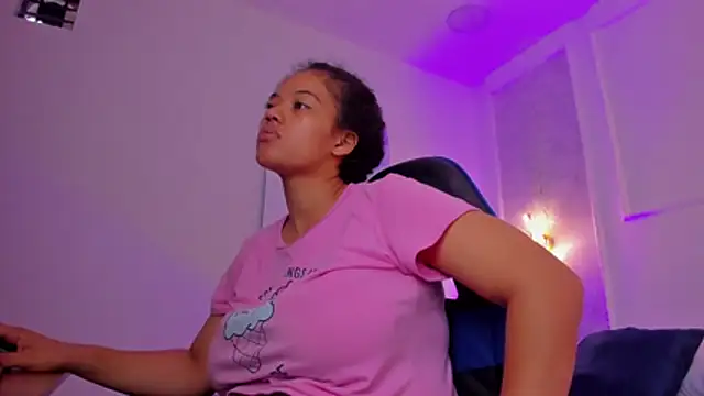 Snapshot of agata18_ chatting on July 1, 7:24 pm agata18 online show from July 1, 7:24 pm