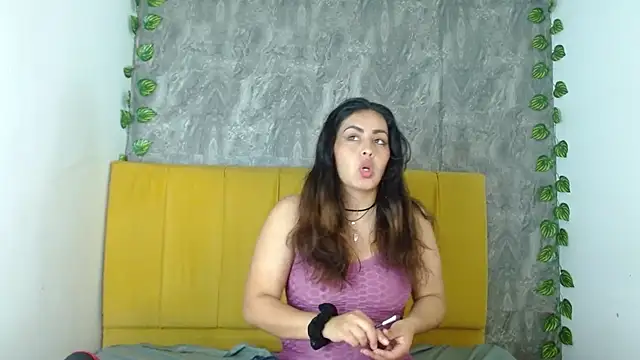 Snapshot of amara_leoncm chatting on November 7, 1:27 am amara leoncm online show from November 7, 1:27 am