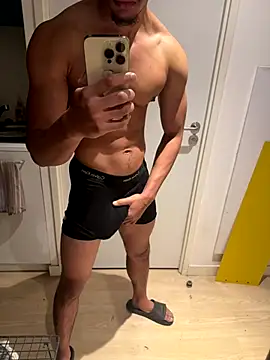 bigDickParis92 online show from October 24, 9:44 pm