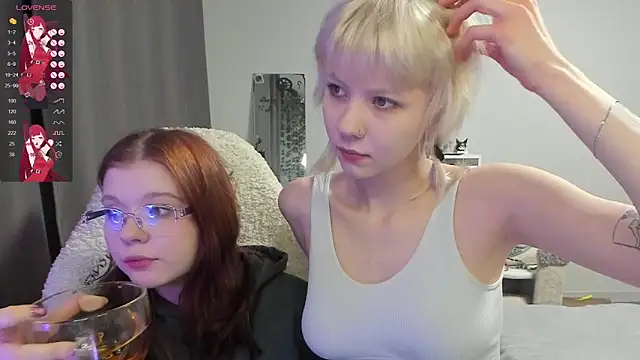 Snapshot of TenderTwos chatting on April 8, 8:53 pm TenderTwos online show from April 8, 8:53 pm