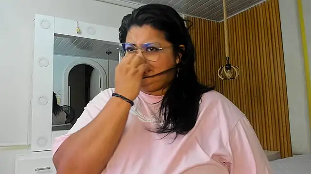 Snapshot of Hanna_curvy_ chatting on November 16, 12:00 pm Hanna curvy online show from November 16, 12:00 pm