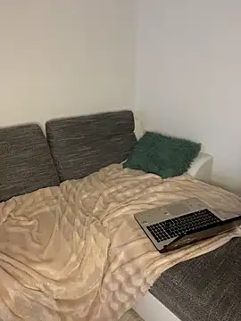 Snapshot of EllaMoonlight chatting on December 17, 10:10 am EllaMoonlight online show from December 17, 10:10 am