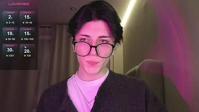 Oliver star boy  online show from February 3, 10:59 pm