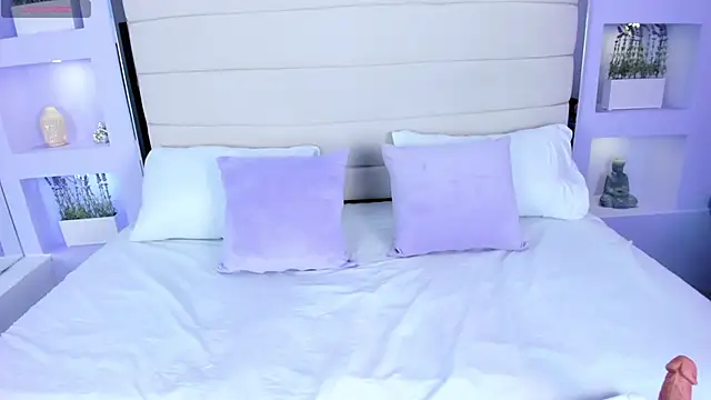 AmyColman  online show from February 9, 12:20 pm