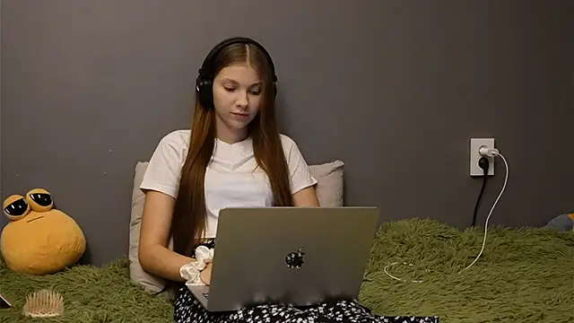 Snapshot of Softixq chatting on December 1, 2:11 pm Softixq online show from December 1, 2:11 pm