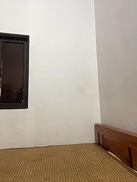 Snapshot of Bee_Yellow00 chatting on November 2, 9:22 am Bee Yellow00 online show from November 2, 9:22 am