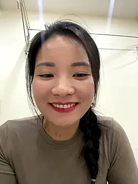 Snapshot of Bee_Yellow00 chatting on November 12, 4:35 am Bee Yellow00 online show from November 12, 4:35 am