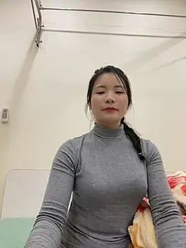 Snapshot of Bee_Yellow00 chatting on December 2, 4:29 am Bee Yellow00 online show from December 2, 4:29 am