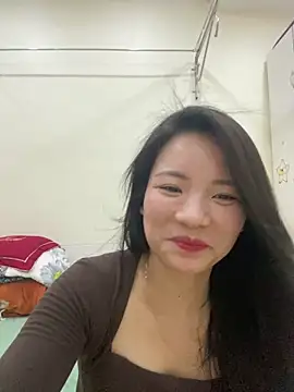 Bee Yellow00 online show from May 7, 4:29 am