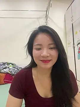 Bee Yellow00 online show from May 8, 4:40 am