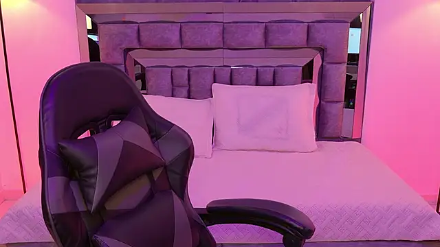 Snapshot of Bella_Clark2 chatting on November 29, 4:15 am Bella Clark2 online show from November 29, 4:15 am