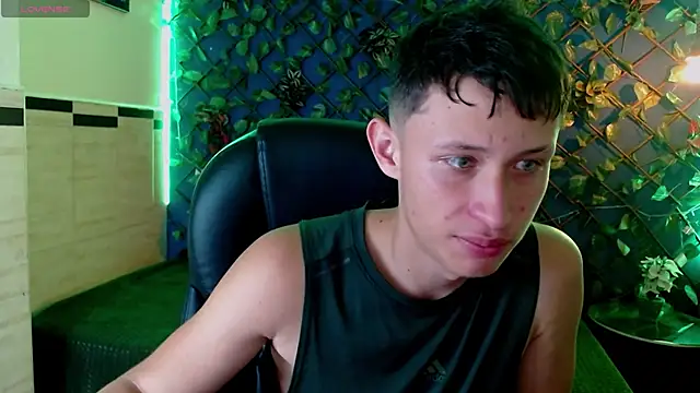 Snapshot of Garuo_18 chatting on December 5, 6:59 pm Garuo 18 online show from December 5, 6:59 pm