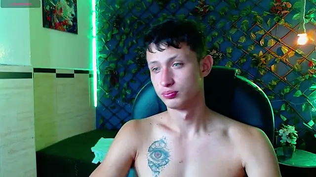 Snapshot of Garuo_18 chatting on December 19, 2:07 am Garuo 18 online show from December 19, 2:07 am