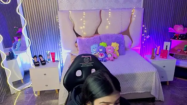 MAIILY TAY online show from March 12, 12:33 pm