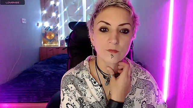 Snapshot of Sweet-n-Strong chatting on November 21, 7:18 am Sweet-n-Strong online show from November 21, 7:18 am