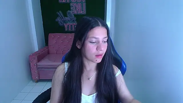 Snapshot of velvetvixen_t chatting on November 8, 1:11 pm velvetvixen t online show from November 8, 1:11 pm