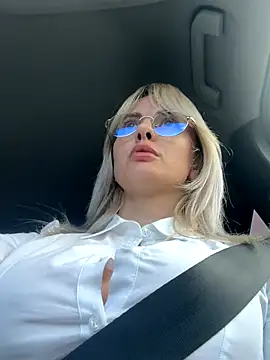 Snapshot of blondegirlx chatting on October 28, 11:36 am blondegirlx online show from October 28, 11:36 am