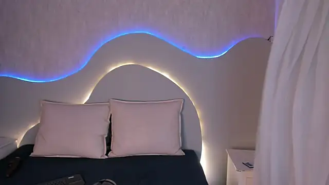 EmiliClarke online show from January 6, 7:28 pm