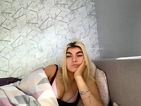 rosie-hipstergal online show from November 18, 1:04 pm